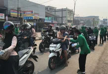 Persit Yonif TP 833 Bagikan Masker untuk Warga