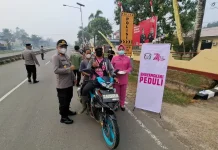 Cegah Dampak Asap, Polsek Entikong Bagikan Masker