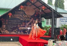 Lomba Fashion Show Anak Meriahkan Festival Kue Bulan di Sanggau