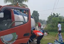 Dampak Kemarau, PDAM Datangkan Tangki Air bagi Pelanggan di Sekayam
