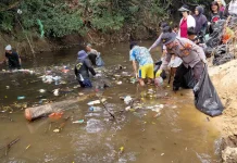 Krisis Air, Warga dan Aparat Bersihkan Sungai Pampik Tayan Hulu