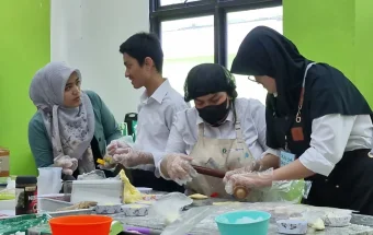 Aroma Manis Roti dari Dapur Inklusif PPKD Jakarta Timur