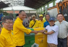 Golkar DKI Serahkan Lima Gerobak Sampah ke Warga Matraman