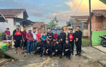 Hujan Deras Picu Banjir di Muaro Jambi, Brimob Sigap Bantu Warga