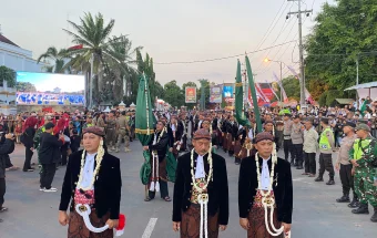 Ribuan warga antusias menyaksikan kirab pusaka di Ponorogo