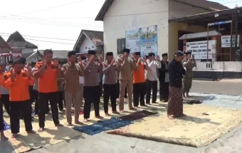 Cegah Karhutla Meluas, Petugas Bersama Warga Gelar Sholat Istisqo