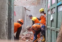 Atap Rumah Warga Manguharjo Roboh, Petugas Gabungan Turun Tangan