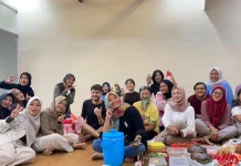 Member Sanggar Yoga Ayo Langsing Berbagi Takjil