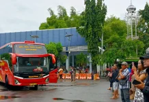 Hujan Tak Surutkan Antusiasme Pemudik di Masa Arus Balik H+5 di Terminal Maospati
