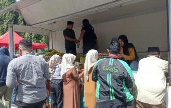 Warga Antusias Berburu Sembako di Pasar Murah Pemkot Makassar