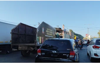 Parkir Dibadan Jalan Mengambil Dua Lajur, Kemacetan Terjadi di Sekitar SPBU