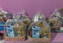 Siswa TK Aisyiyah Balang Boddong Antusias Menerima Paket MBG Berbentuk Parcel