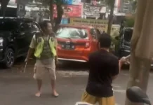 Seorang Juru Parkir Mengamuk Ancam Warga Gunakan Sajam
