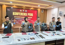 Geng Motor Dibubarkan Polisi, Panik Membuang Senjata Tajam
