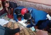 Petugas Damkar Maros Evakuasi Cincin di Jari Jenazah