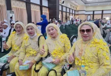 Jemaah Haji Wanita Asal Sulsel Tampil Mencolok saat Kepulangan