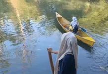 Setiap Hari Naik Perahu ke Sekolah, Pelajar di Maros Menanti Pelampung dari Pemkab