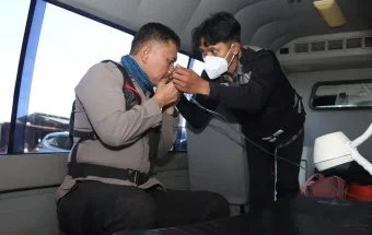 Tim Dokkes Polres Malang Periksa Kesehatan Petugas Karhutla Bromo di Jemplang