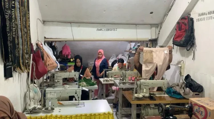 Penjahit Pasar 45 Manado Ramai Layani Pelanggan jelang Idul Fitri -  RRI.co.id