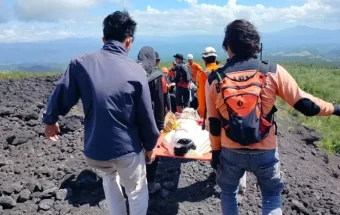 Dua Pendaki Cedera di Gunung Soputan Berhasil Dievakuasi Tim SAR Gabungan