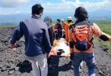 Dua Pendaki Cedera di Gunung Soputan Berhasil Dievakuasi Tim SAR Gabungan