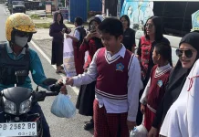 SD Harmoni Bintuni Berbagi Sembako untuk Tukang Ojek