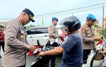 Polres Aceh Barat Bagikan 350 Bendera Merah Putih Sambut HUT ke-81 RI