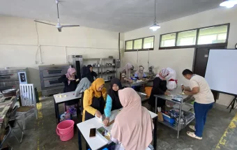 Ibu Rumah Tangga Mengikuti Pelatihan Bakery dari BLK Meulaboh