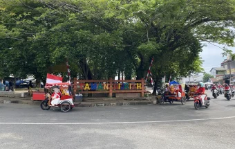 Pawai Becak Meriahkan HUT RI di TK Negeri Percontohan