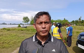 Persiapan HUT Kota Meulaboh, ASN Aceh Barat Bersihkan Pantai Calok
