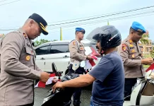Polres Aceh Barat Bagikan 350 Bendera Merah Putih Sambut HUT ke-81 RI