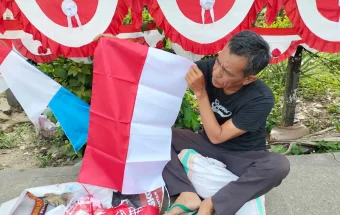 Pedagang Bendera di Jalan TVRI, Nunukan Merasakan Sepinya Pembeli