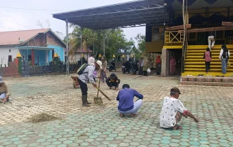 Warga Bersihkan Kampung Sambut Iraw Tidung Borneo Bersatu IV