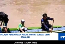 Pelajar di Perbatasan RI-Malaysia Nekat Arungi Sungai Demi Sekolah