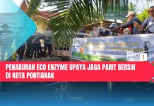 Penaburan Eco Enzyme Upaya Jaga Parit Bersih di Kota Pontianak