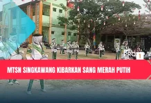 MTsN Singkawang Kibarkan Sang Merah Putih