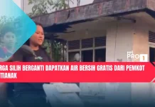 Warga Silih Berganti Dapatkan Air Bersih Gratis dari Pemkot Pontianak