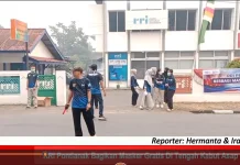RRI Pontianak Bagikan Masker Gratis di tengah Kabut Asap