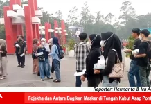 Fojekha dan Antara Bagikan Masker di tengah Kabut Asap Pontianak