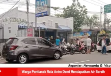 Warga Pontianak Rela Antre Demi Mendapatkan Air Bersih