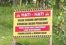 Warga Twelagiri Iuran Demi Perbaiki Jalan Rusak