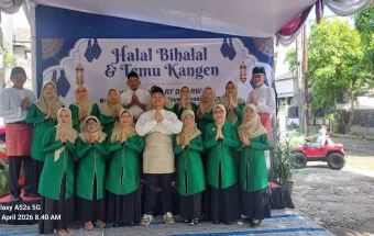Serunya Melihat Para Lansia di Bekasi Kompak Memainkan Angklung