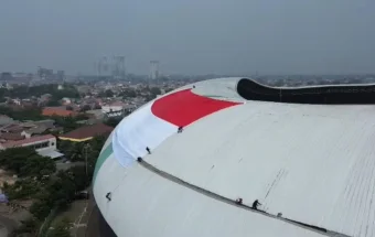 Hari Kemerdekaan RI, Bendera Raksasa Berkibar di Atas Stadion Patriot Bekasi