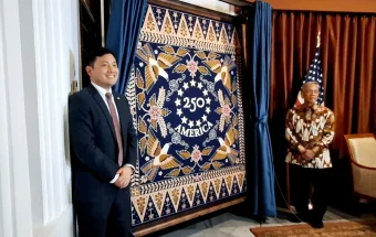 Misi AS untuk ASEAN Luncurkan Batik Bertemakan 250 Tahun Kemerdekaan