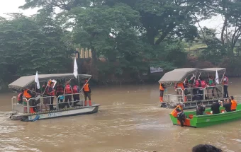 Jaga Ekosistem Sungai, Pecinta Lingkungan Hidup Bersihkan Sampah Kali Bekasi