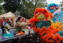 Momen Titiek Soeharto Berikan Angpau kepada Barongsai di SCBD