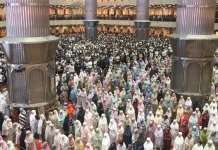 Suasana Khidmat  Salat Tarawih  di Masjid Istiqlal