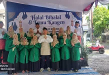 Serunya Melihat Para Lansia di Bekasi Kompak Memainkan Angklung