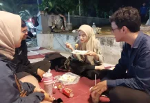 Alun-alun Kota Bekasi Jadi Favorit Nongkrong Warga pada Malam Hari