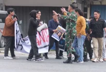Edukasi Hukum di Depan Kodim 0905, Aksi Mahasiswa Berjalan Kondusif
